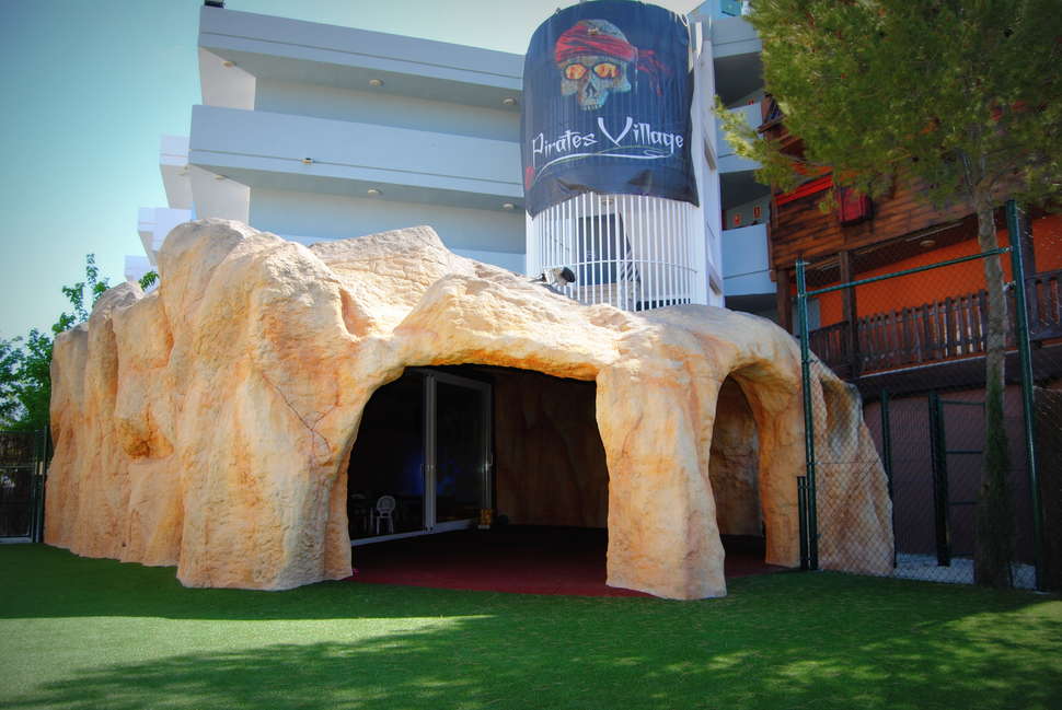 Ein Foto von der Außenansicht des Pirates Village Apartments