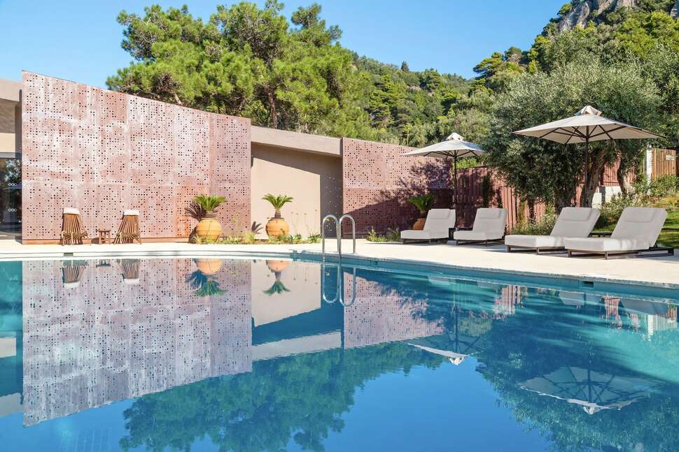 Een foto van het zwembad bij Domes of Corfu
