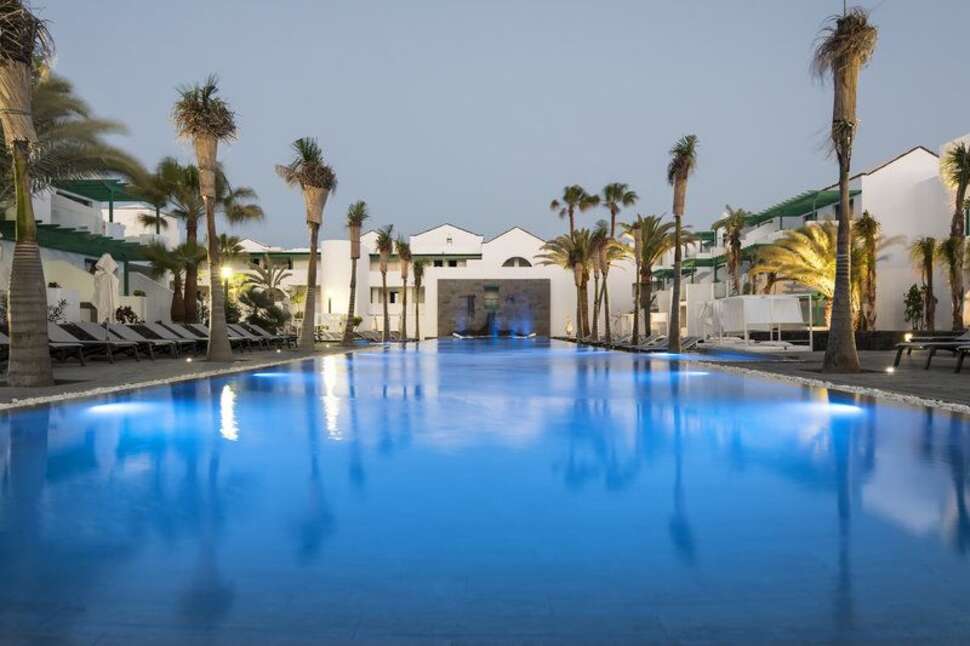 Een foto van het zwembad bij Barcelo Teguise Beach