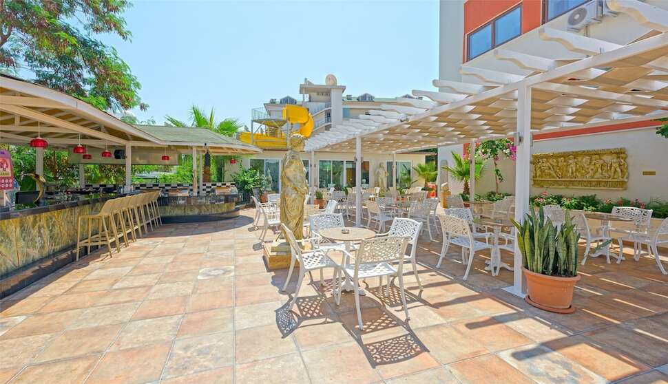 Een foto van het terras bij Antique Roman Palace Museum Hotel