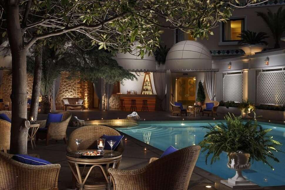 Een foto van het terras bij Hotel Royal Olympic
