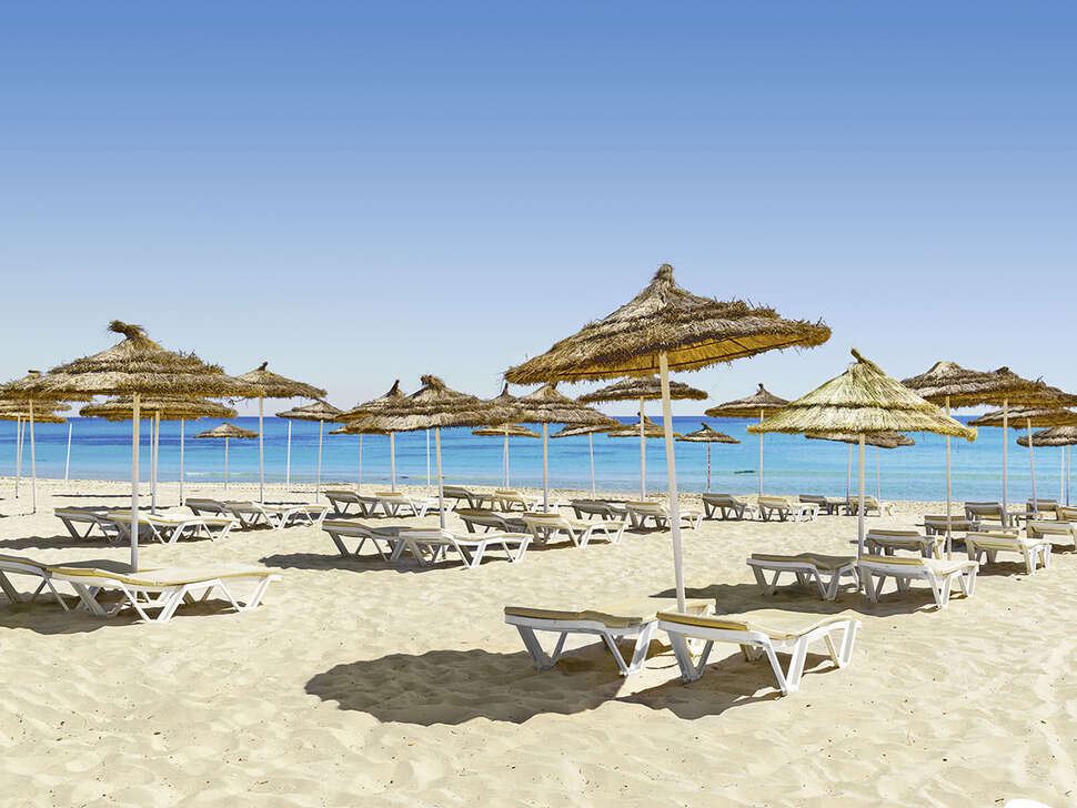 Een foto van het strand bij Tour Khalef Hotel