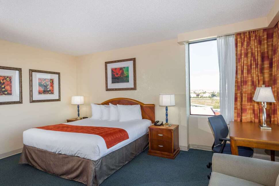 Ein Foto Ramada by Wyndham Kissimmee Gateway