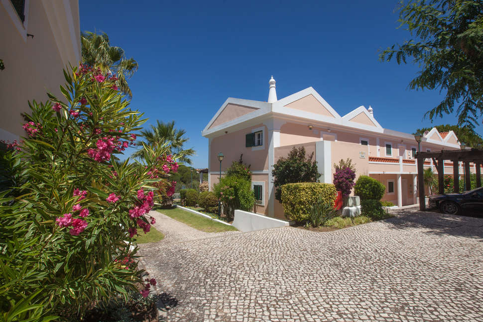 Een foto van de buitenkant van Longevity Cegonha Country Club