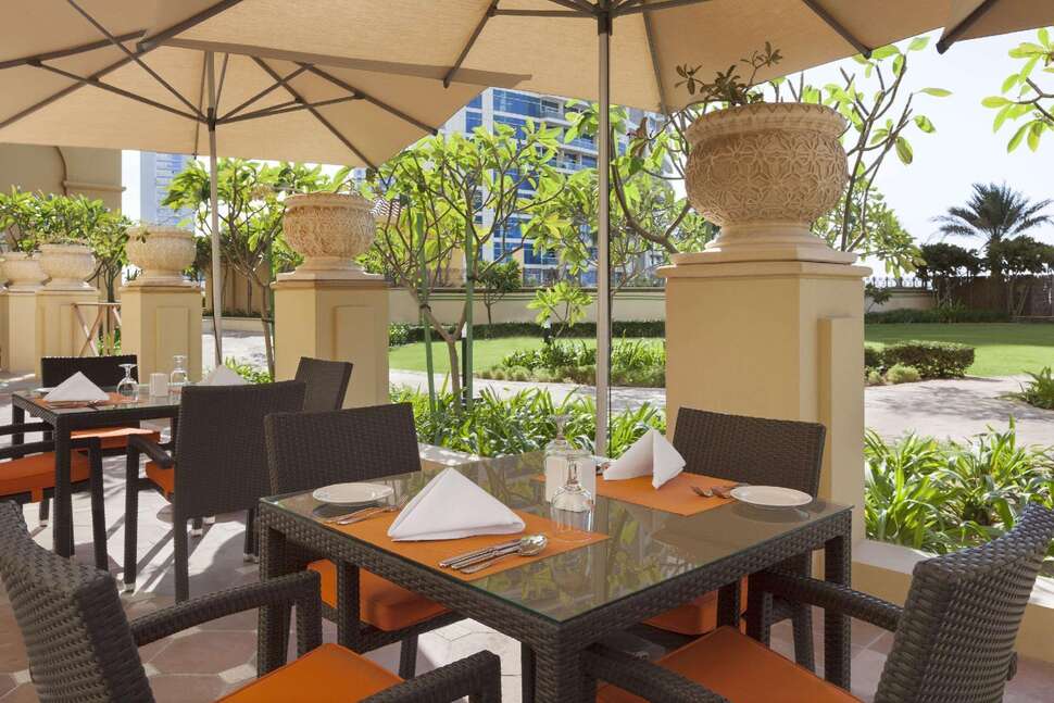 Een foto van het terras bij Ramada Hotel & Suites by Wyndham JBR