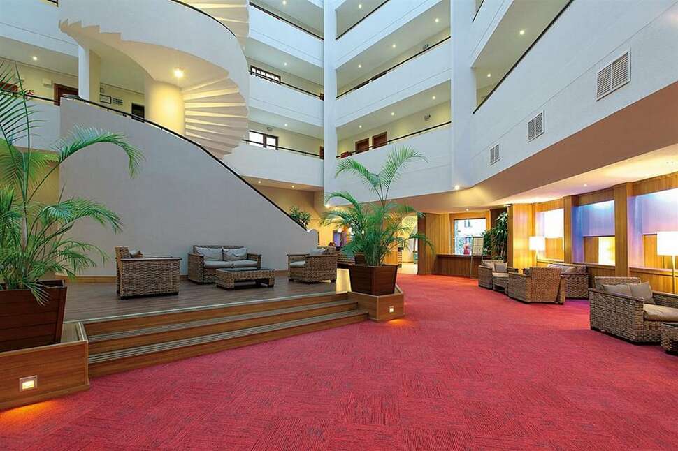 Een foto van het interieur van Fortuna Beach Hotel