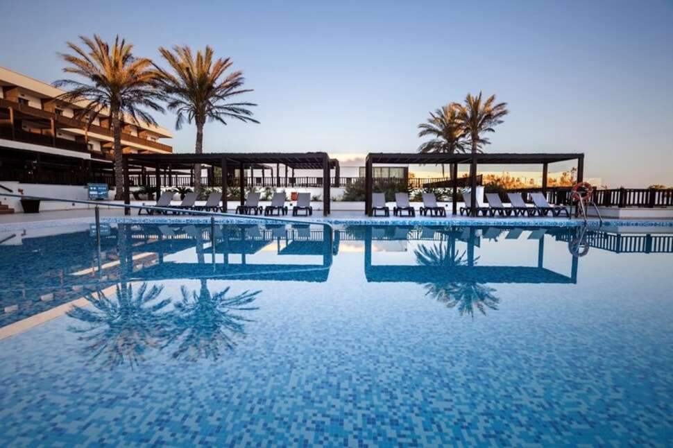Een foto van het zwembad bij Barcelo Cabo de Gata