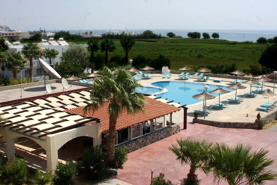 Een foto van het zwembad bij Evripides Village Beach Hotel