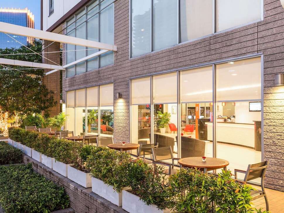 Ein Foto von der Terrasse im Ibis Bangkok Sathorn