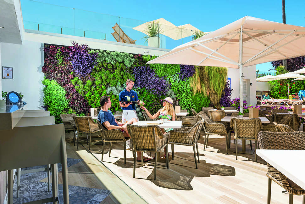 Een foto van het terras bij Allsun Hotel Cristobal Colon