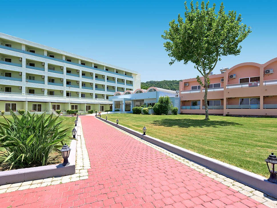 Een foto van de buitenkant van Avra Beach Resort Hotel & Bungalows