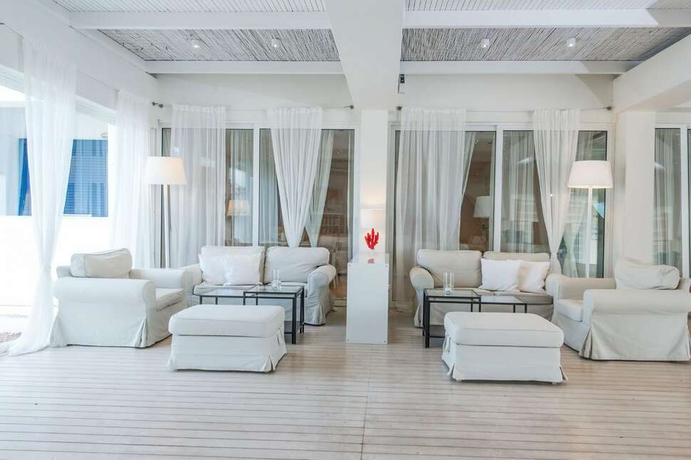 Een foto van het interieur van Knossos Beach Bungalows & Suites