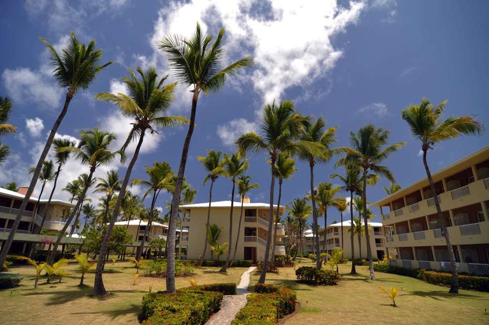 Een foto van het terras bij Grand Sirenis Punta Cana Resort