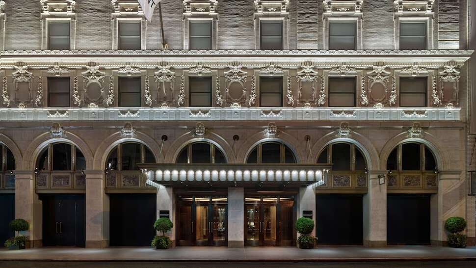 Een foto van de buitenkant van Paramount Hotel New York