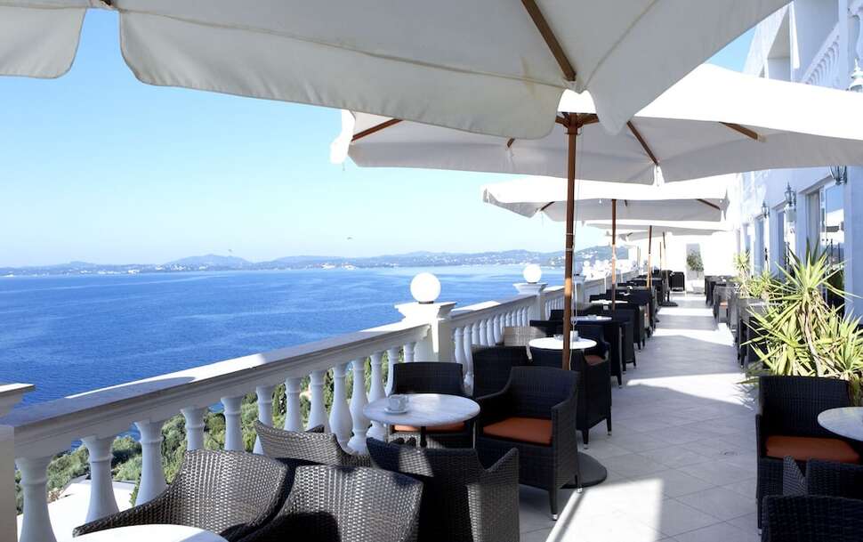 Een foto van het terras bij Sunshine Corfu Hotel & Spa