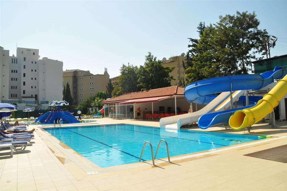 Een foto van het zwembad bij Blue Fish Hotel