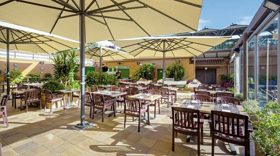 Een foto van het terras bij Hotel Rosamar & Spa