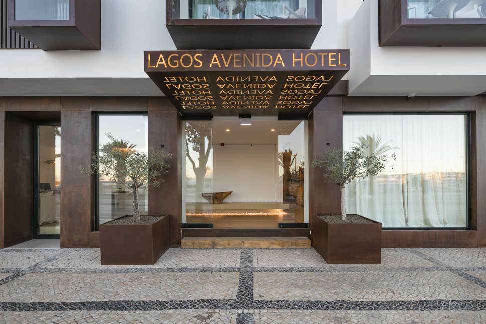 Een foto van de buitenkant van Lagos Avenida Hotel