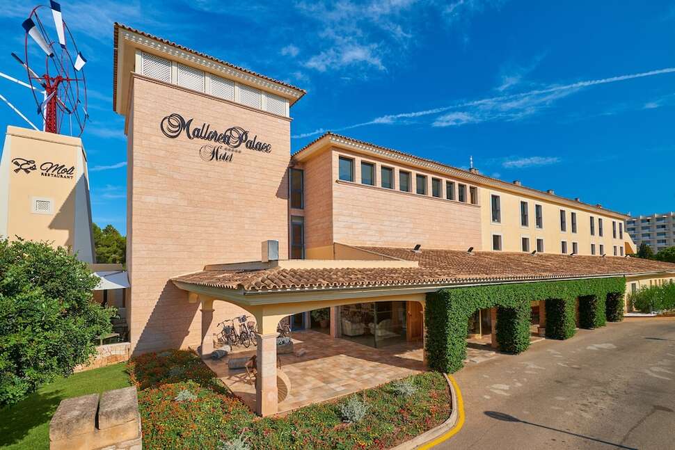 Een foto van de buitenkant van CM Mallorca Palace