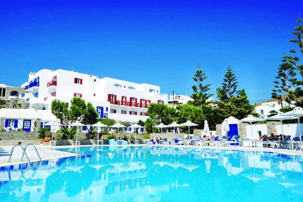Ein Foto vom Pool im Hotel Kamari Beach