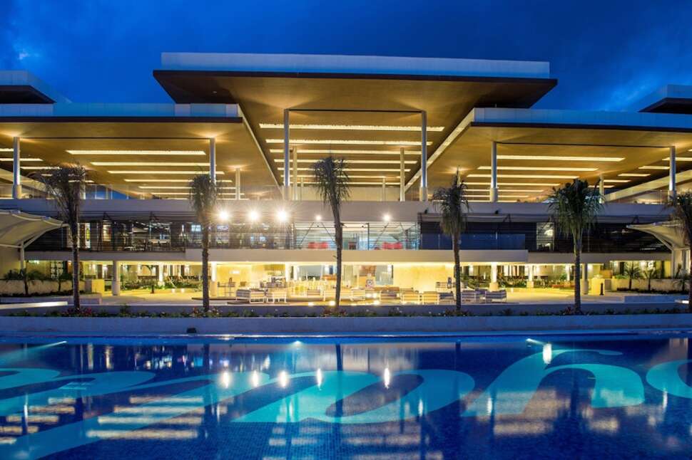 Een foto van het zwembad bij Royalton Riviera Cancun