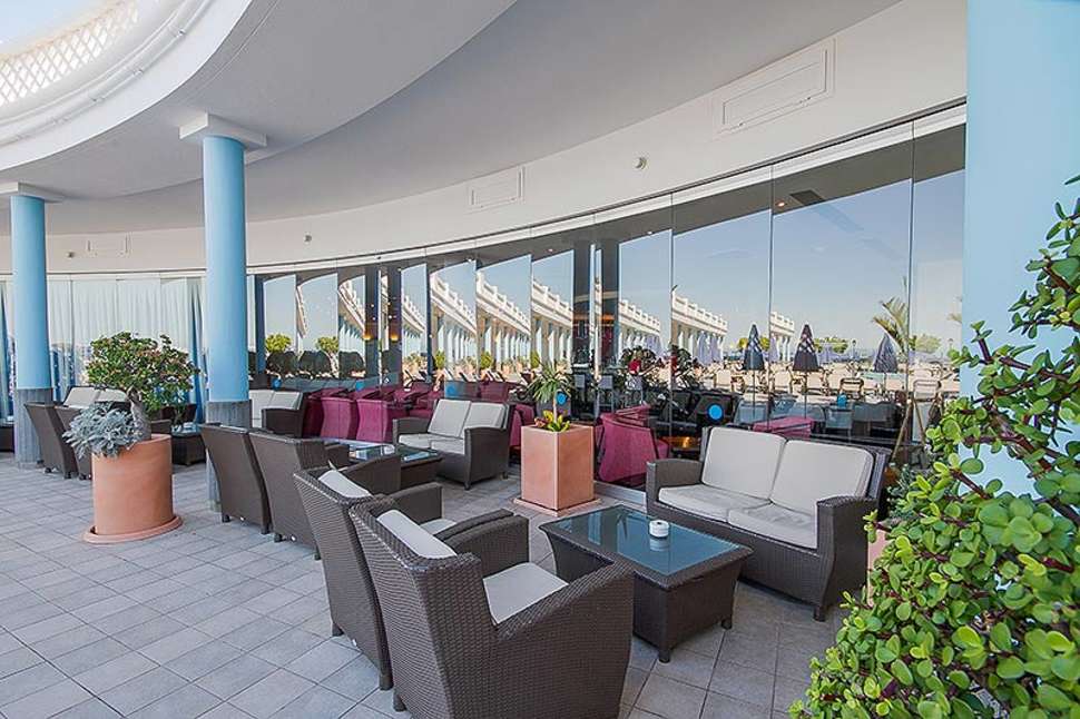 Een foto van het terras bij Hotel Las Costas