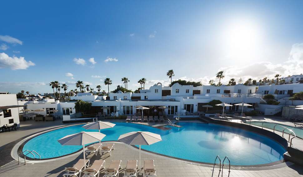 Een foto van het zwembad bij Nautilus Lanzarote