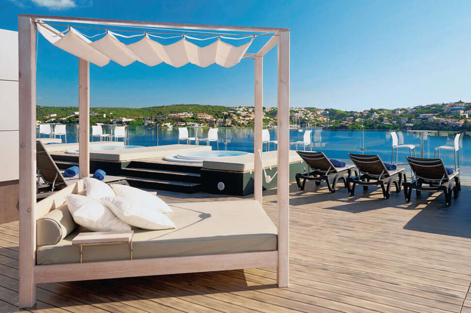 Een foto van het terras bij Barcelo Hamilton Menorca
