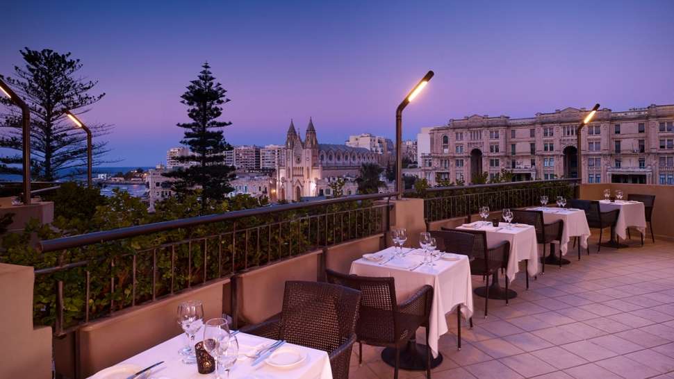 Een foto van het terras bij Malta Marriott Hotel & Spa