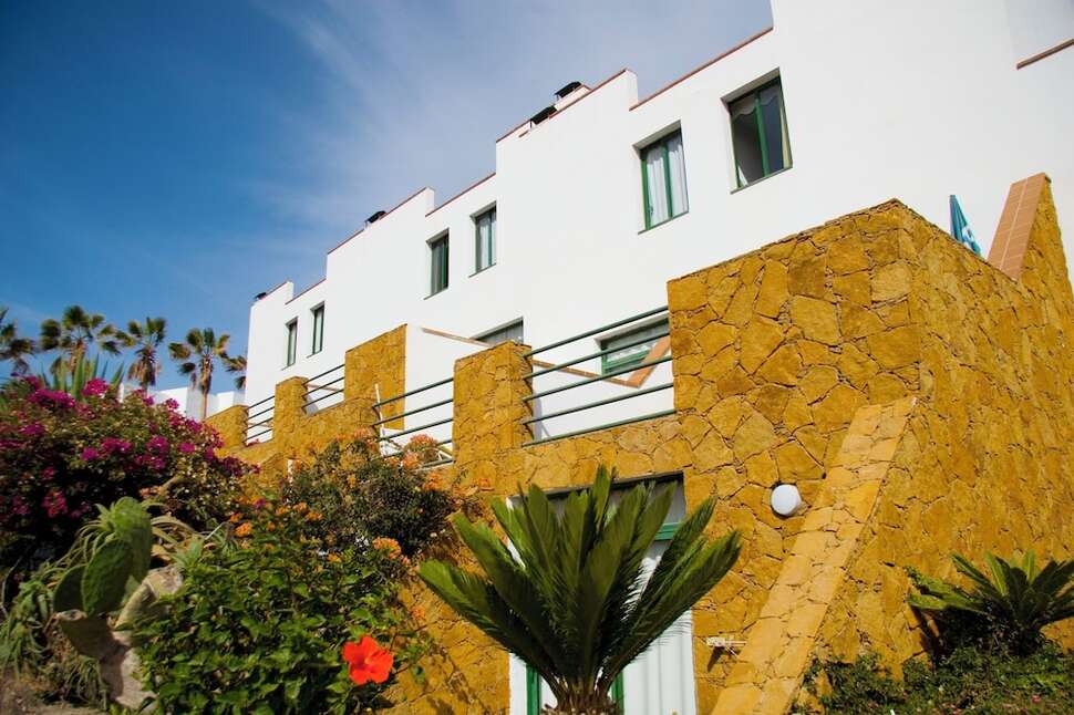 Een foto van de buitenkant van Aparthotel Esquinzo y Monte del Mar