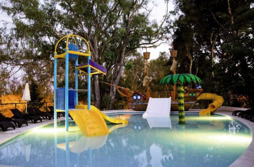 Een foto van het zwembad bij AluaSun Costa Park