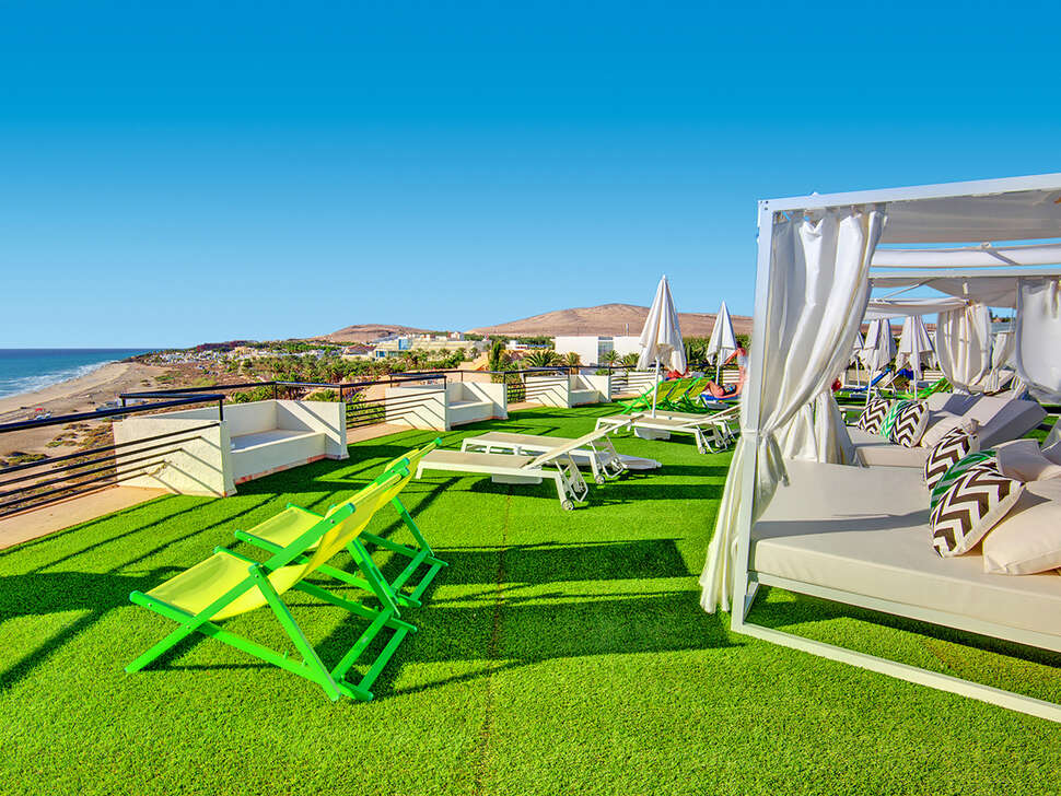 Een foto van het terras bij SBH Crystal Beach Hotel & Suites