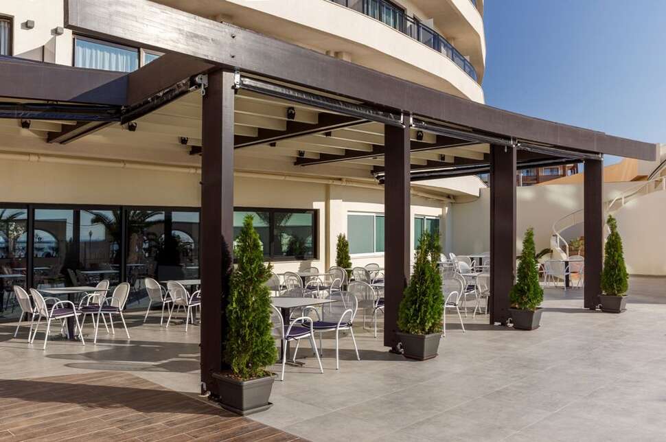Een foto van het terras bij Hotel Cactus
