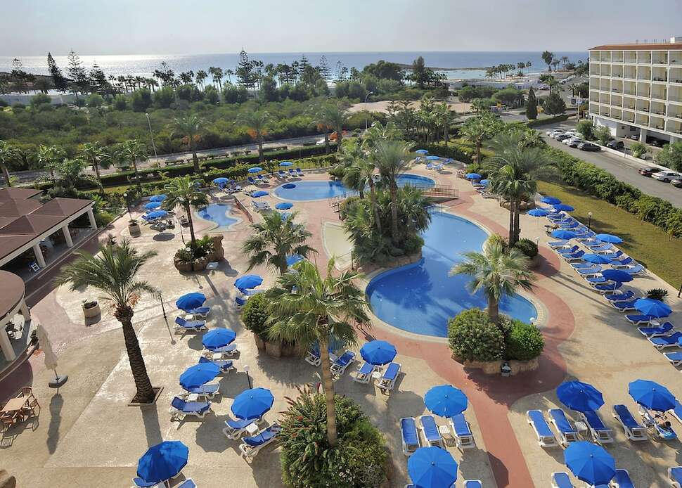 Een foto van het zwembad bij Nissiana Hotel