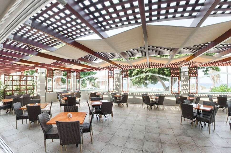 Een foto van het terras bij Sirene Beach Hotel
