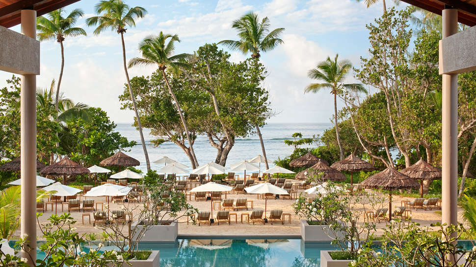 Een foto van het zwembad bij Kempinski Seychelles Resort