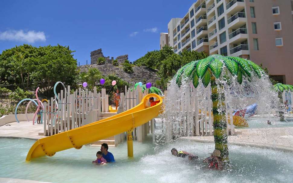 Een foto van het zwembad bij Park Royal Cancun All Inclusive