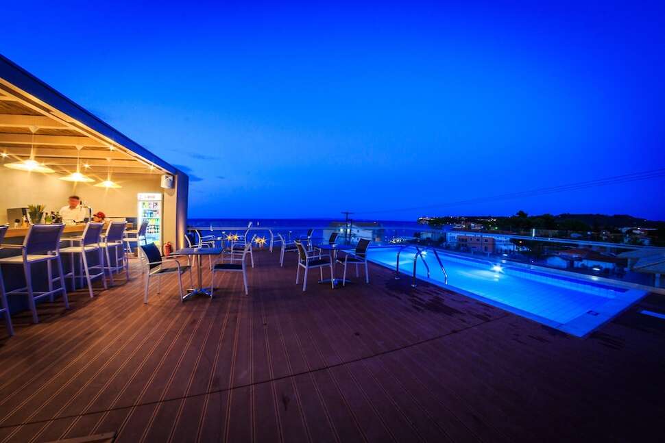 Ein Foto vom Pool im Porto Planos Beach Hotel
