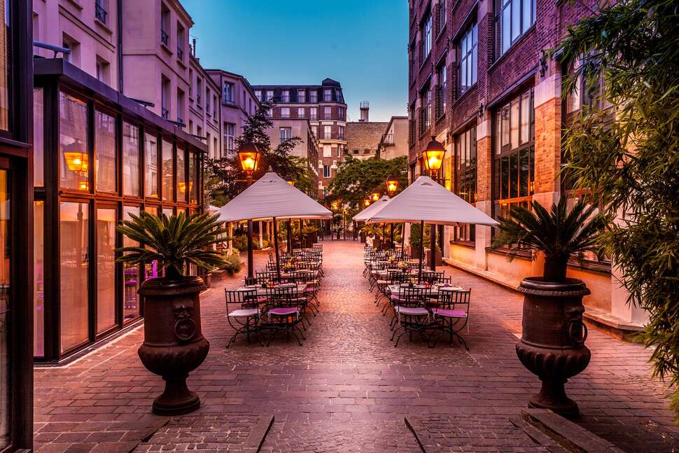 Een foto van het terras bij Hotel Les Jardins du Marais