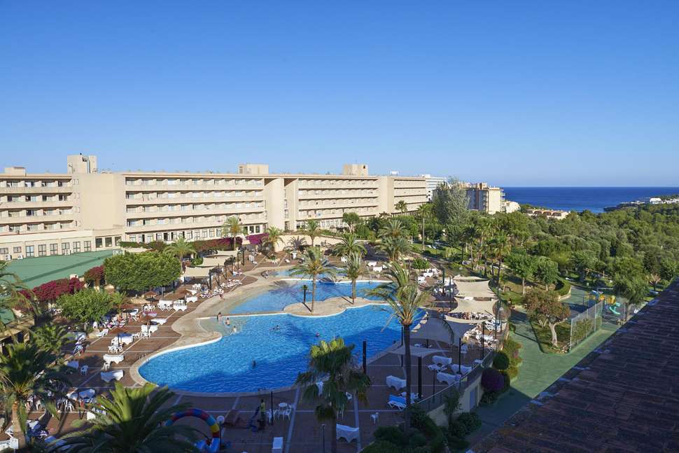 Een foto van het zwembad bij Club Cala Romani