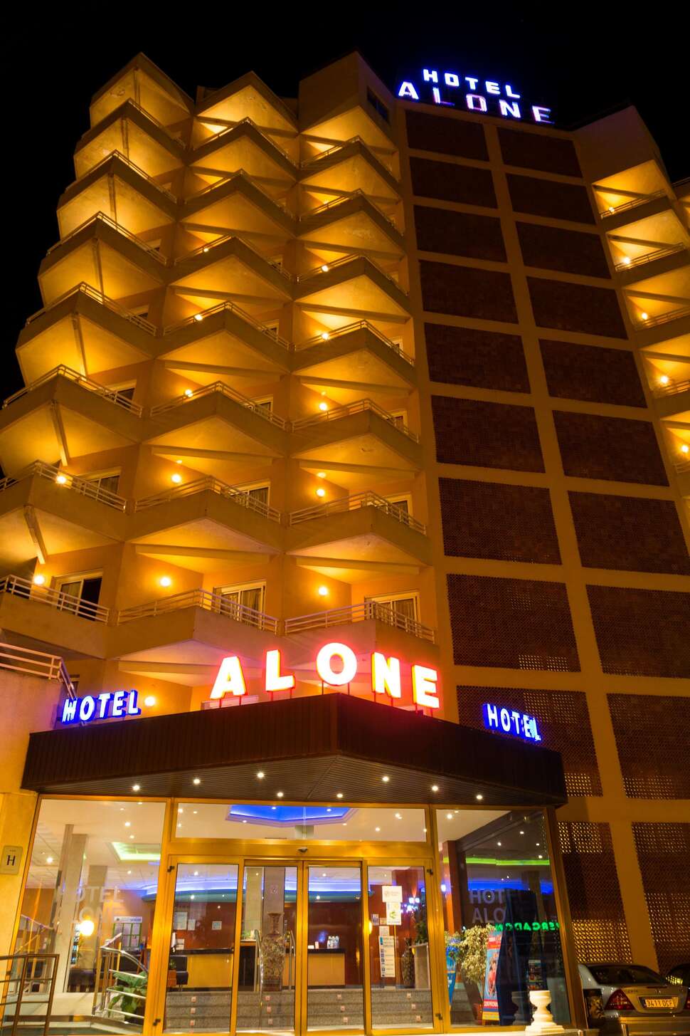 Een foto van de buitenkant van Hotel Alone