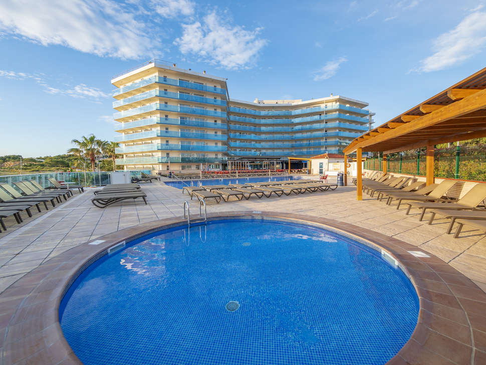 Ein Foto vom Pool im Hotel Golden Donaire Beach