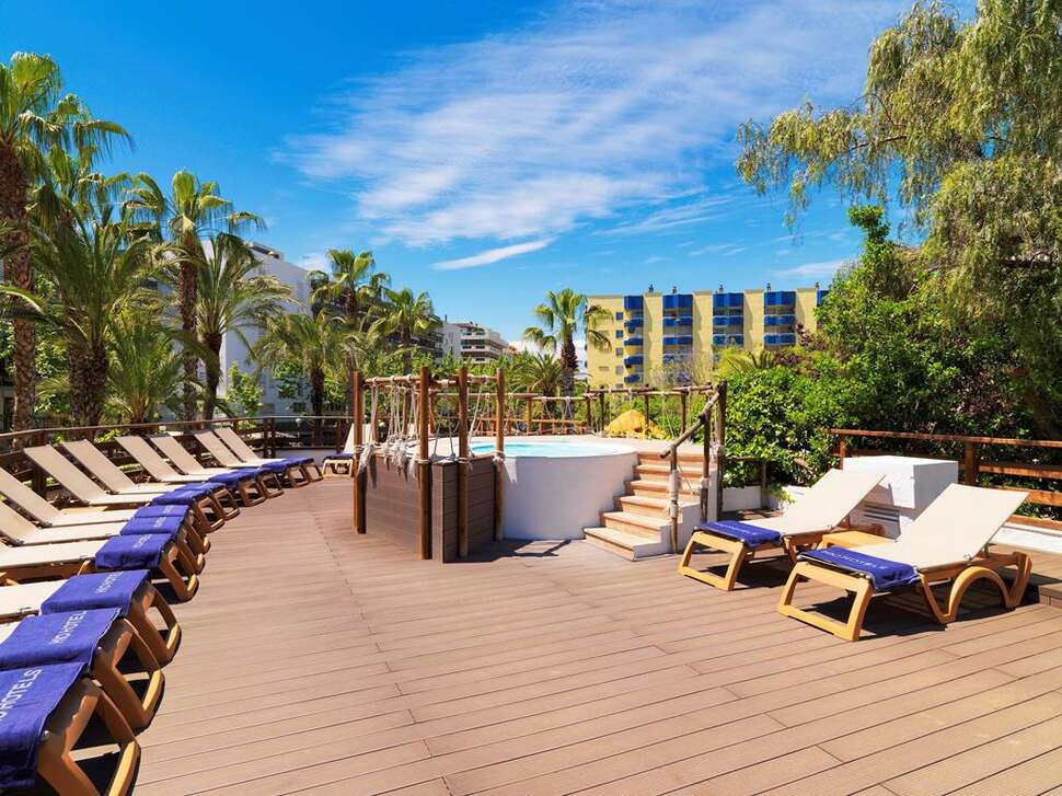 Ein Foto von der Terrasse im H10 Salou Princess