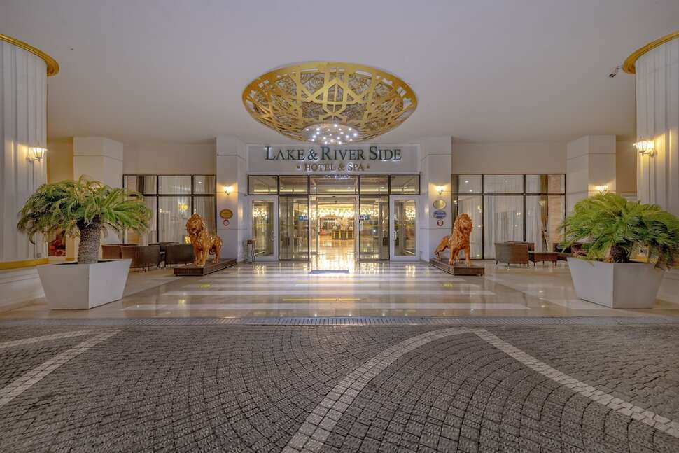 Een foto van de buitenkant van Lake & River Side Hotel & Spa