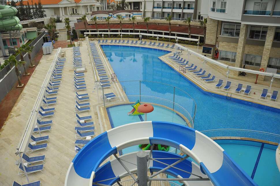 Een foto van het zwembad bij Ramada Resort By Wyndham Side
