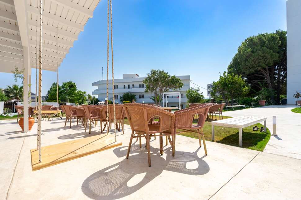 Een foto van het terras bij Stamos Hotel Faliraki
