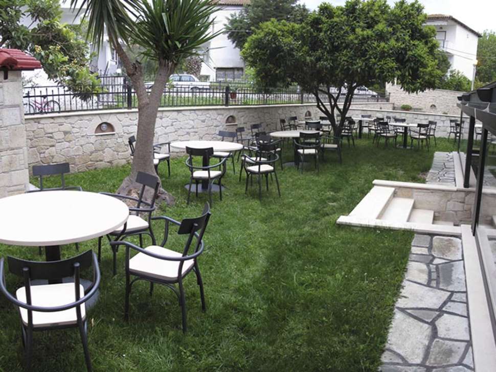 Een foto van het terras bij Royal Hotel & Suites