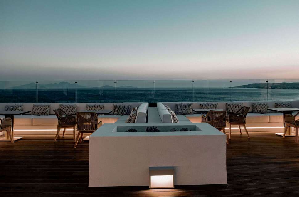 Een foto van het terras bij Mitsis Summer Palace Beach Hotel