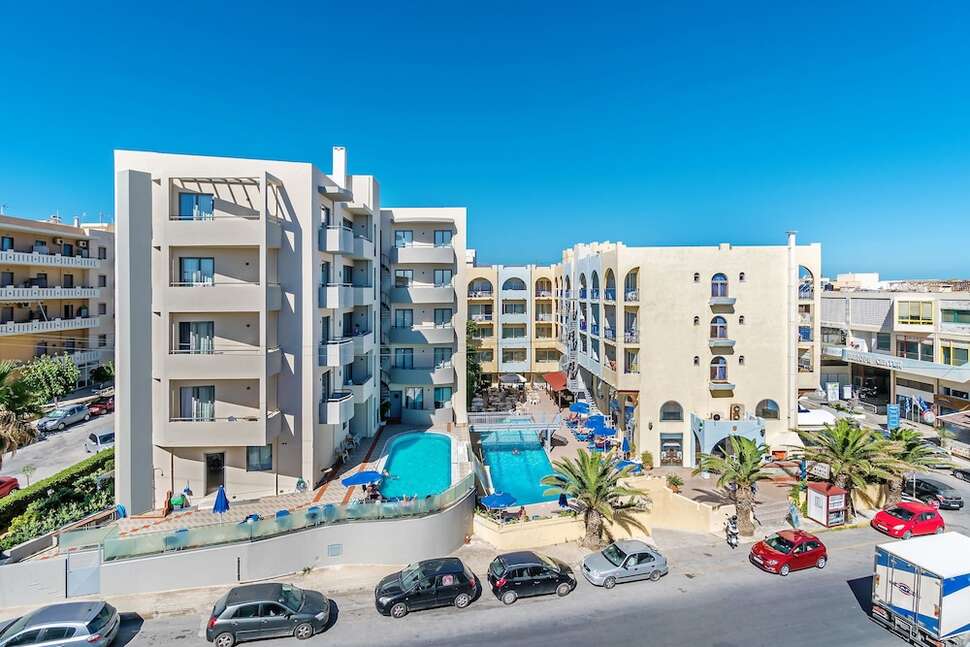 Een foto van het zwembad bij Lefkoniko Beach Hotel