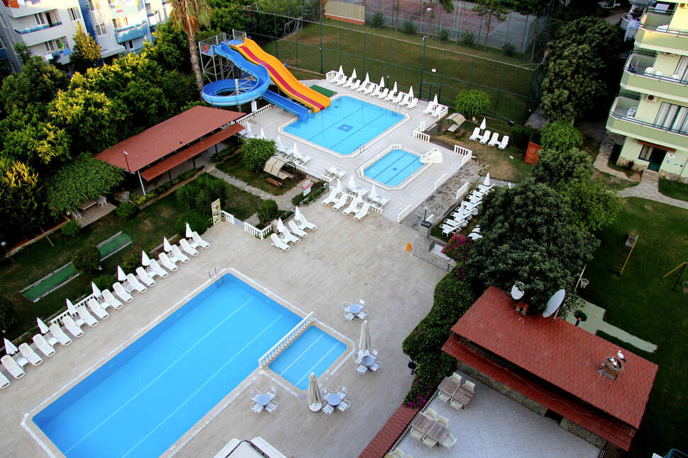 Een foto van het zwembad bij Aparthotel Green Park